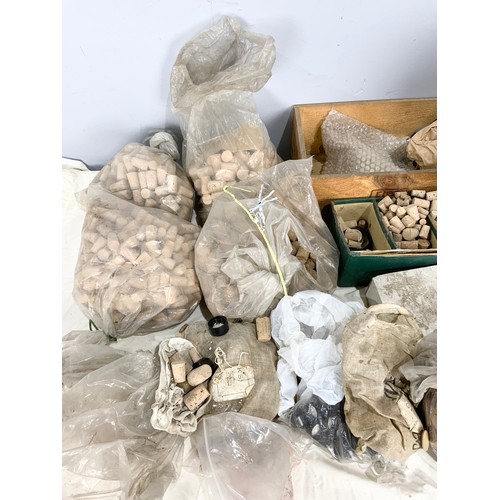 442 - LARGE QUANTITY OF VINTAGE CORKS & BOTTLE TOPS ADVISED FROM MANDERS CHEMIST MALVERN