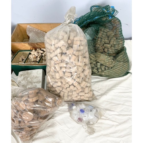 442 - LARGE QUANTITY OF VINTAGE CORKS & BOTTLE TOPS ADVISED FROM MANDERS CHEMIST MALVERN