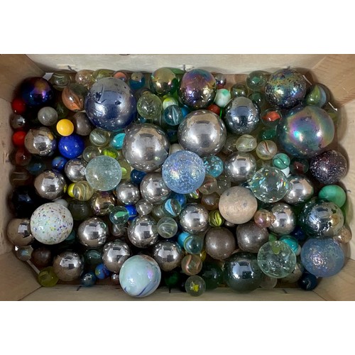 423 - BOX OF MIXED SIZE MARBLES AND BALL BEARINGS