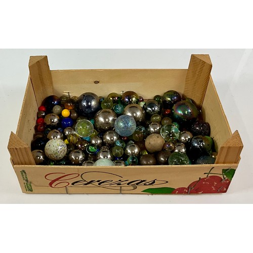 423 - BOX OF MIXED SIZE MARBLES AND BALL BEARINGS