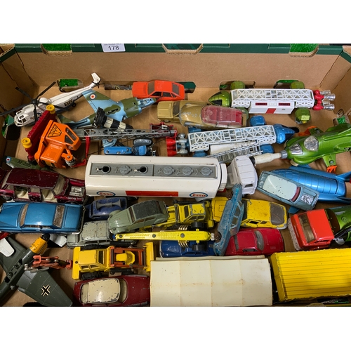 178 - DINKY TOYS, TRAY OF U/B MODELS, INC AEC ESSO TANKER, 2CV, HARRIER, ROAD SWEEPER, VARIOUS CARS, SCI F... 