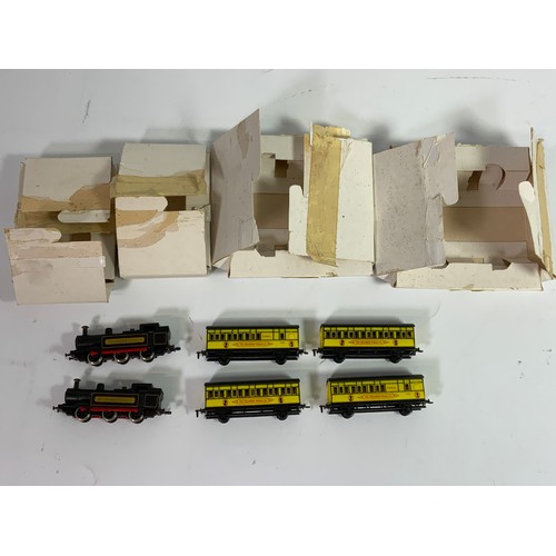 331 - N GAUGE, NON RUNNING PROMOTIONAL SHREDDED WHEAT LOCOMOTIVES & 4 COACHES, WITH ORIGINAL PACKAGING