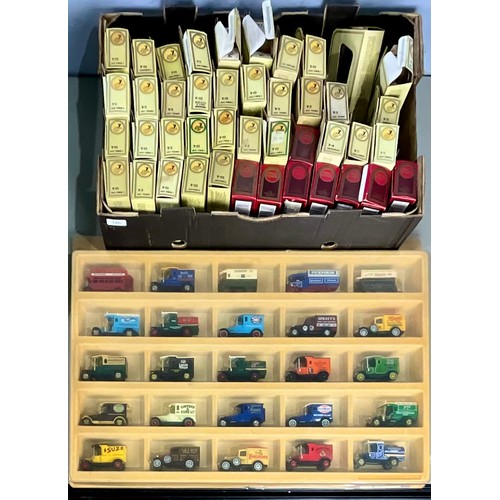 186 - MATCHBOX YESTERYEAR WALL MOUNTABLE PLASTIC DISPLAY CABINET, WITH 25 YESTERYEARS. T/W A BOX OF APPROX... 