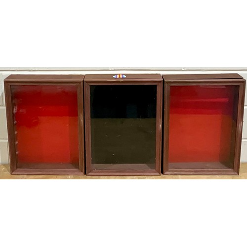 291 - 3 BESPOKE MODELLERS DISPLAY CABINETS, 2 WITH RED BACKING AND 1 WITH BLACK BACKING. APPROX 46 CM X 61... 