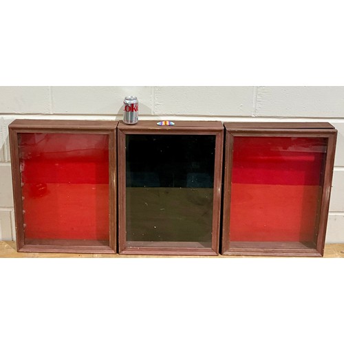 291 - 3 BESPOKE MODELLERS DISPLAY CABINETS, 2 WITH RED BACKING AND 1 WITH BLACK BACKING. APPROX 46 CM X 61... 