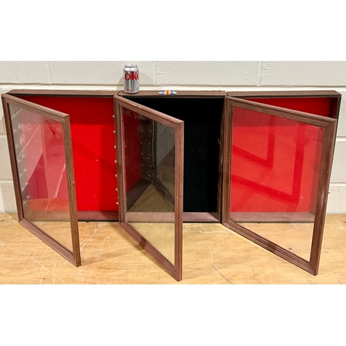 291 - 3 BESPOKE MODELLERS DISPLAY CABINETS, 2 WITH RED BACKING AND 1 WITH BLACK BACKING. APPROX 46 CM X 61... 