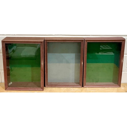 292 - 3 BESPOKE MODELLERS DISPLAY CABINETS, 2 WITH GREEN BACKING AND 1 WITH GREY BACKING. APPROX 46 CM X 6... 