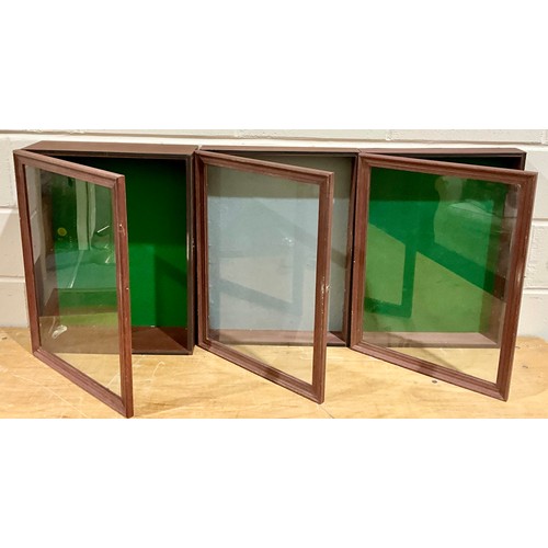 292 - 3 BESPOKE MODELLERS DISPLAY CABINETS, 2 WITH GREEN BACKING AND 1 WITH GREY BACKING. APPROX 46 CM X 6... 