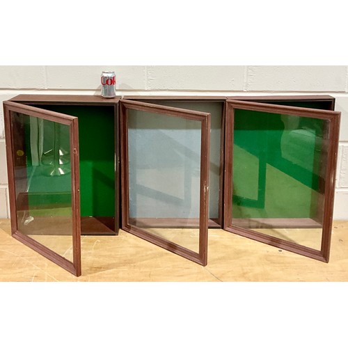 292 - 3 BESPOKE MODELLERS DISPLAY CABINETS, 2 WITH GREEN BACKING AND 1 WITH GREY BACKING. APPROX 46 CM X 6... 