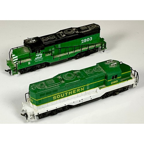 332 - AMERICAN MODEL RAILWAY, 2 U/B LOCOMOTIVES MODEL POWER BO-BO, BURLINGTON NORTHERN 2803, & SOUTHERN 21... 