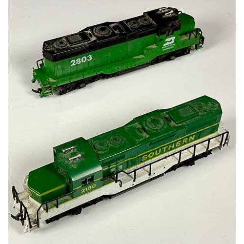 332 - AMERICAN MODEL RAILWAY, 2 U/B LOCOMOTIVES MODEL POWER BO-BO, BURLINGTON NORTHERN 2803, & SOUTHERN 21... 