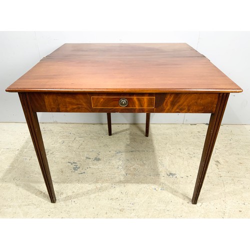 678 - MAHOGANY TEA TABLE WITH SINGLE DRAWER