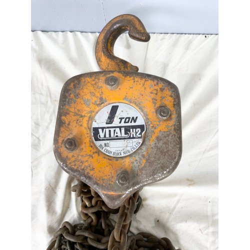 506 - 1 TON VITAL PULLY BLOCK AND CHAINS