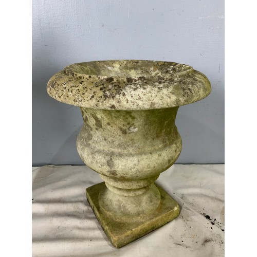 596 - 3 ANTIQUE WEATHERED GRADUATED COMPOSITE GARDEN URNS. TALLEST APPROX. 32cm