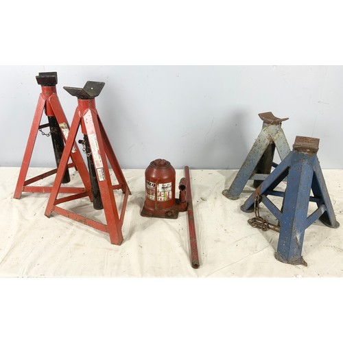 535 - IVECO 9 TON BOTTLE JACK & 2 PAIRS OF AXLE STANDS