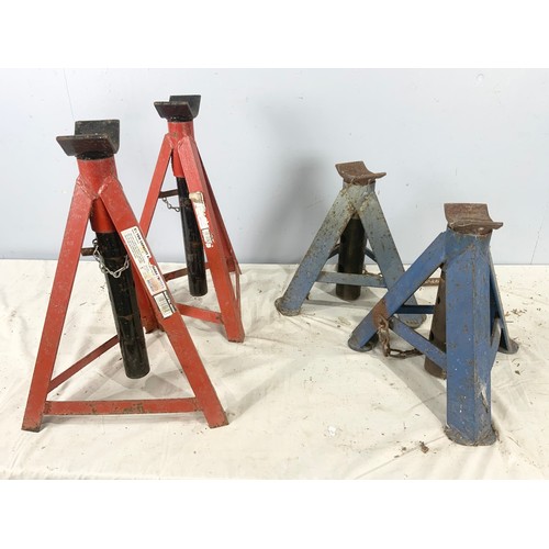 535 - IVECO 9 TON BOTTLE JACK & 2 PAIRS OF AXLE STANDS