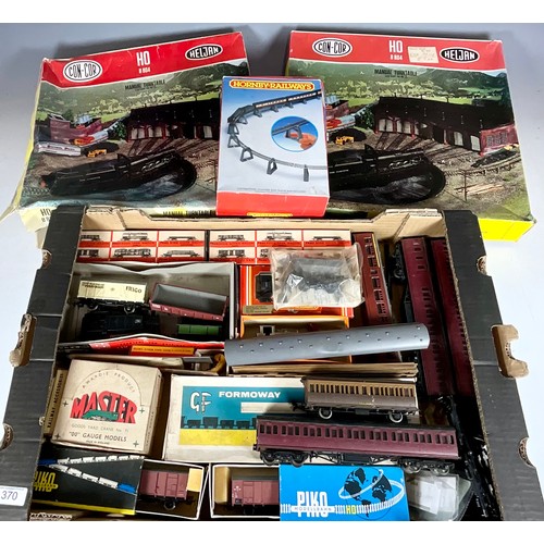 370 - MODEL RAILWAY MIXED ITEMS, PLAYCRAFT WAGONS, MASTER MODELS CRANE, FARISH FORMAWAY COACHES, PART BUIL... 