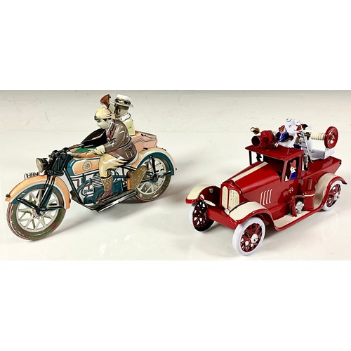 289 - TWO MODERN TIMPLATE MODELS FAYA 1905 FIRE ENGINE BOXED & A TINPLATE MOTORCYCLE & SIDE CAR