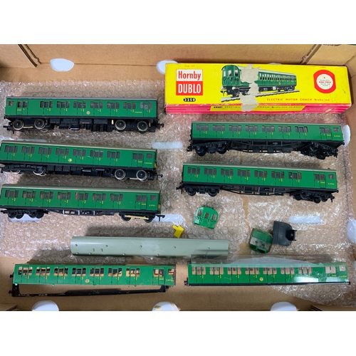 420 - HORNBY DUBLO, 2250 SR 2 CAR EMU. COMPRISES 2 POWER CARS, 3 TRAILER CARS AND 2 PART TRAILER CAR BODIE... 