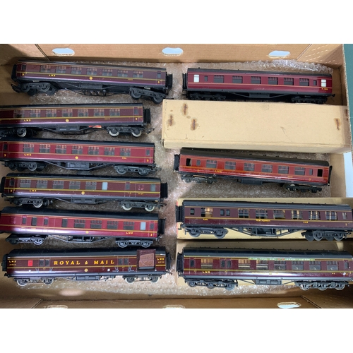 413 - EXLEY HAMBLING & OTHER, 00 SCALE COACHES, ALL LMS INCLUDING RARER 12 WHEEL RESTAURANT CAR. 10 IN TOT... 