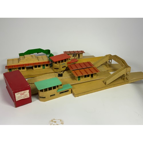 428 - HORNBY DUBLO, SCARCE TEAL COLOURED SIGNAL CABIN, BOXED, PLUS  SUBURBAN STATION, 2 ISLAND PLATFORMS, ... 