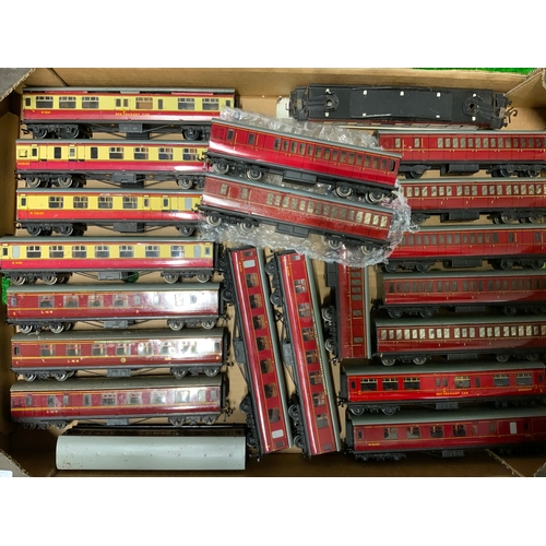 417 - HORNBY DUBLO, TRAY OF SHORT 3R TINPLATE, COACHES CORRIDOR & SUBURBAN