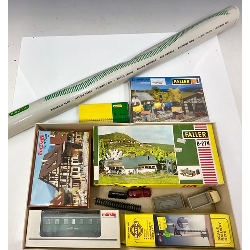 298 - MODEL RAILWAY, MINITRIX, A TUBE OF N GAUGE FLEXIBLE TRACK 14901, APPEARS UNOPENED, FALLER KITS N 222... 