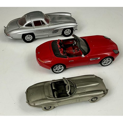 140 - KYOSHO 1/18 MERCEDES BENZ 300SL AND BMW Z8 T/W A DANBURY MINT PEWTER JAGUAR 1974 E-TYPE SERIES III V... 