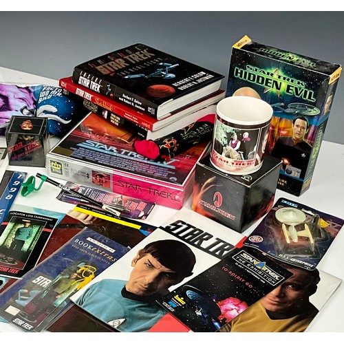 34 - STAR TREK AND NEXT GENERATION COLLECTABLES INC. BOOKS, PUZZLES, CALENDARS, COMPUTER GAME, T-SHIRT, P... 