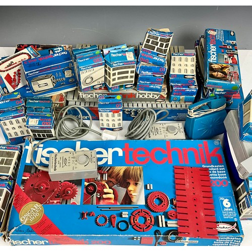 30 - A LARGE COLLECTION OF FISCHER TECHNIK CONSTRUCTION KITS INC. STANDARD SET AND MANY SUPPLEMENTARY SET... 