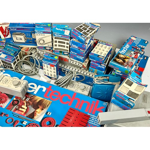 30 - A LARGE COLLECTION OF FISCHER TECHNIK CONSTRUCTION KITS INC. STANDARD SET AND MANY SUPPLEMENTARY SET... 