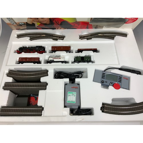 301 - MARKLIN HO DIGITAL STARTER TRAIN SET 29533. BOX HAS A TEAR OTHERWISE APPEARS VGC. HAS BEEN PAT TESTE... 