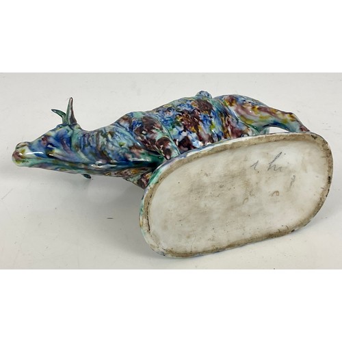 30 - AN EARLY 19TH CENTURY STAFFORDSHIRE PEARLWARE COW CREAMER WITH SPONGED BLUE, GREEN AND BROWN DECORAT... 