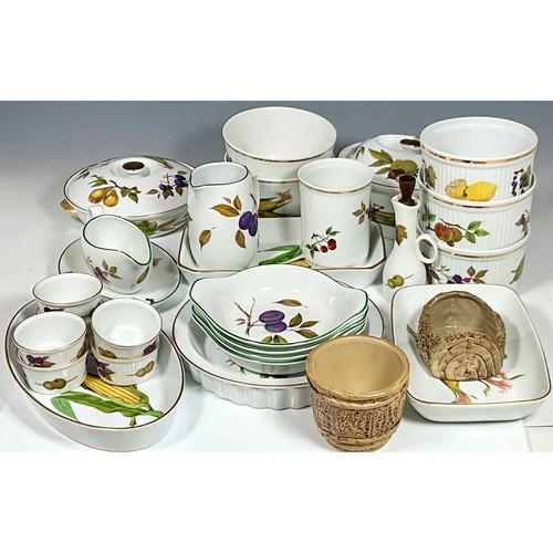 160 - QTY. ROYAL WORCESTER EVESHAM TABLEWARE T/W 2 HILLSTONIA POTTERY POTS