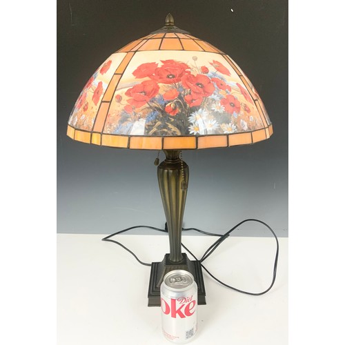 250 - TIFFANY STYLE TABLE LAMP WITH LARGE  LEADED SHADE 38cm DIAMETER DECORATED WITH POPPIES