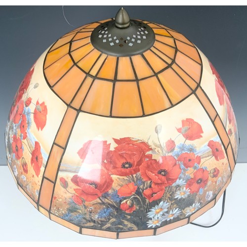 250 - TIFFANY STYLE TABLE LAMP WITH LARGE  LEADED SHADE 38cm DIAMETER DECORATED WITH POPPIES