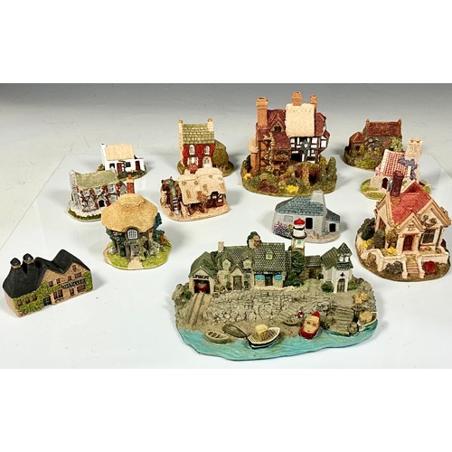 114 - SMALL COLLECTION OF LILLIPUT LANE AND SIMILAR COTTAGES AND BUILDINGS