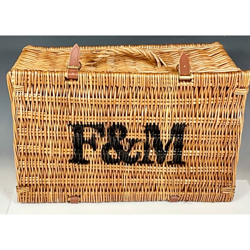 332 - 2 BAMBOO MAGAZINE RACKS AND FORTNUM & MASON WICKER HAMPER BASKET