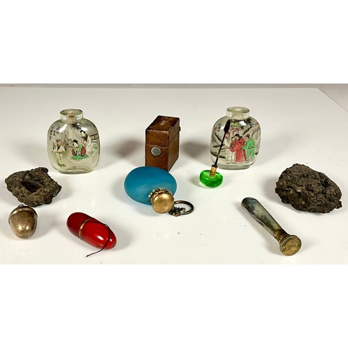 370 - MISC. ITEMS INCLUDING ORIENTAL SNUFF BOTTLES, SEALED PERFUME BOTTLE, ASPREYS LEATHER COVERED MATCH/ ... 