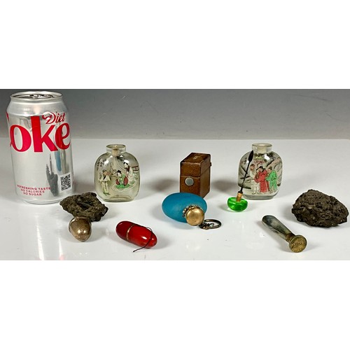 370 - MISC. ITEMS INCLUDING ORIENTAL SNUFF BOTTLES, SEALED PERFUME BOTTLE, ASPREYS LEATHER COVERED MATCH/ ... 