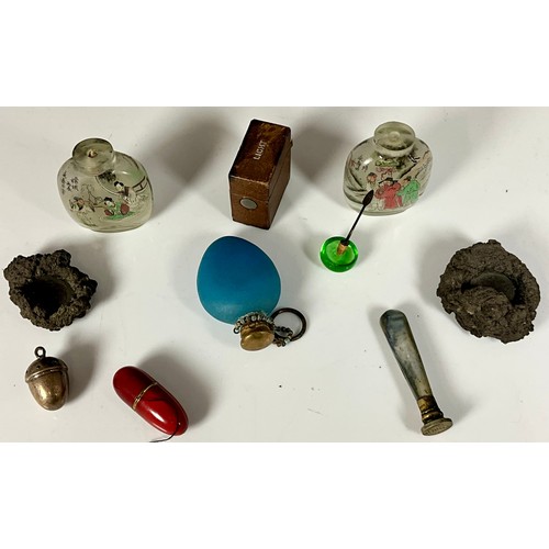 370 - MISC. ITEMS INCLUDING ORIENTAL SNUFF BOTTLES, SEALED PERFUME BOTTLE, ASPREYS LEATHER COVERED MATCH/ ... 