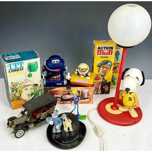 389 - MISC. NOVELTY ITEMS INC. SNOOPY LAMP, ITT COMBAT RADIO, MR.D.J. RADIO AND OTHER RADIOS, WALLACE AND ... 