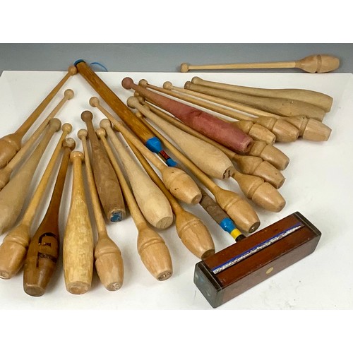 443 - QUANTITY OF VINTAGE WOODEN JUGGLING CLUBS AND A VINTAGE CROQUET MALLET