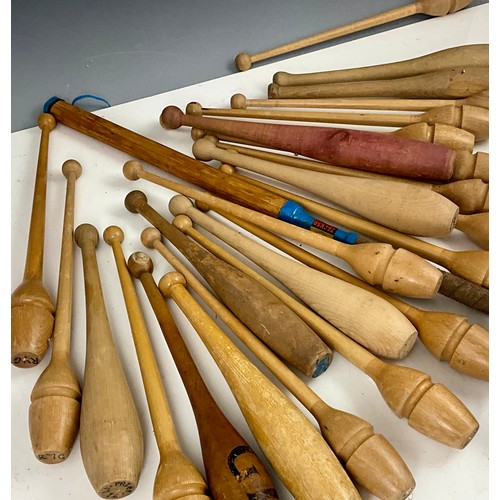 443 - QUANTITY OF VINTAGE WOODEN JUGGLING CLUBS AND A VINTAGE CROQUET MALLET