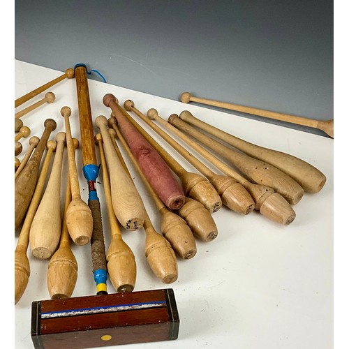 443 - QUANTITY OF VINTAGE WOODEN JUGGLING CLUBS AND A VINTAGE CROQUET MALLET