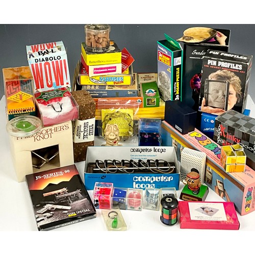 450 - LARGE COLLECTION OF NOVELTY ITEMS AND PUZZLES