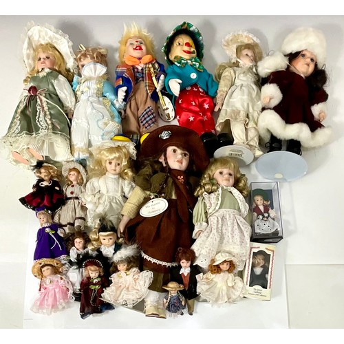 453 - LARGE QUANTITY CERAMIC HEAD DOLLS OF VARYING SIZES INC. 2 MUSICAL CLOWN FIGURES