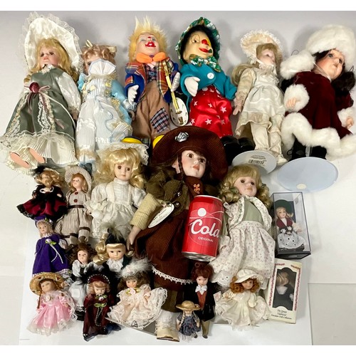 453 - LARGE QUANTITY CERAMIC HEAD DOLLS OF VARYING SIZES INC. 2 MUSICAL CLOWN FIGURES