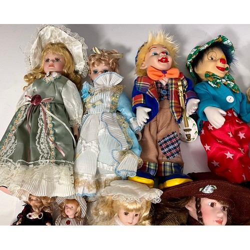 453 - LARGE QUANTITY CERAMIC HEAD DOLLS OF VARYING SIZES INC. 2 MUSICAL CLOWN FIGURES