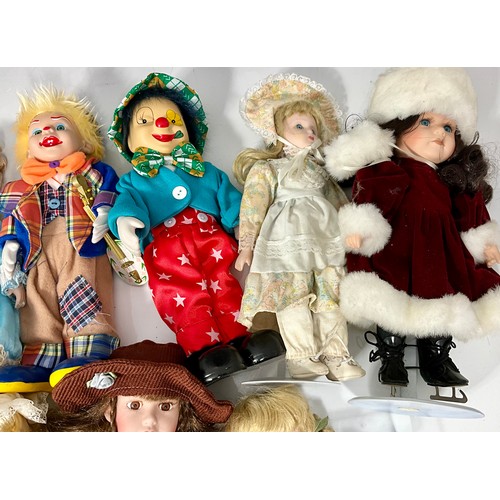 453 - LARGE QUANTITY CERAMIC HEAD DOLLS OF VARYING SIZES INC. 2 MUSICAL CLOWN FIGURES